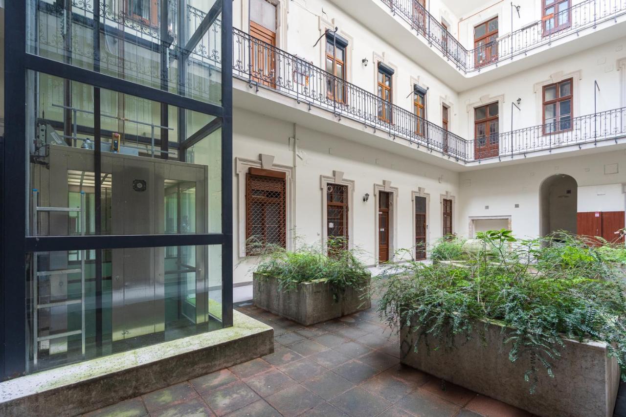 Luxury Peaceful Apartment By The St Stephen'S Basilica Budapest Kültér fotó